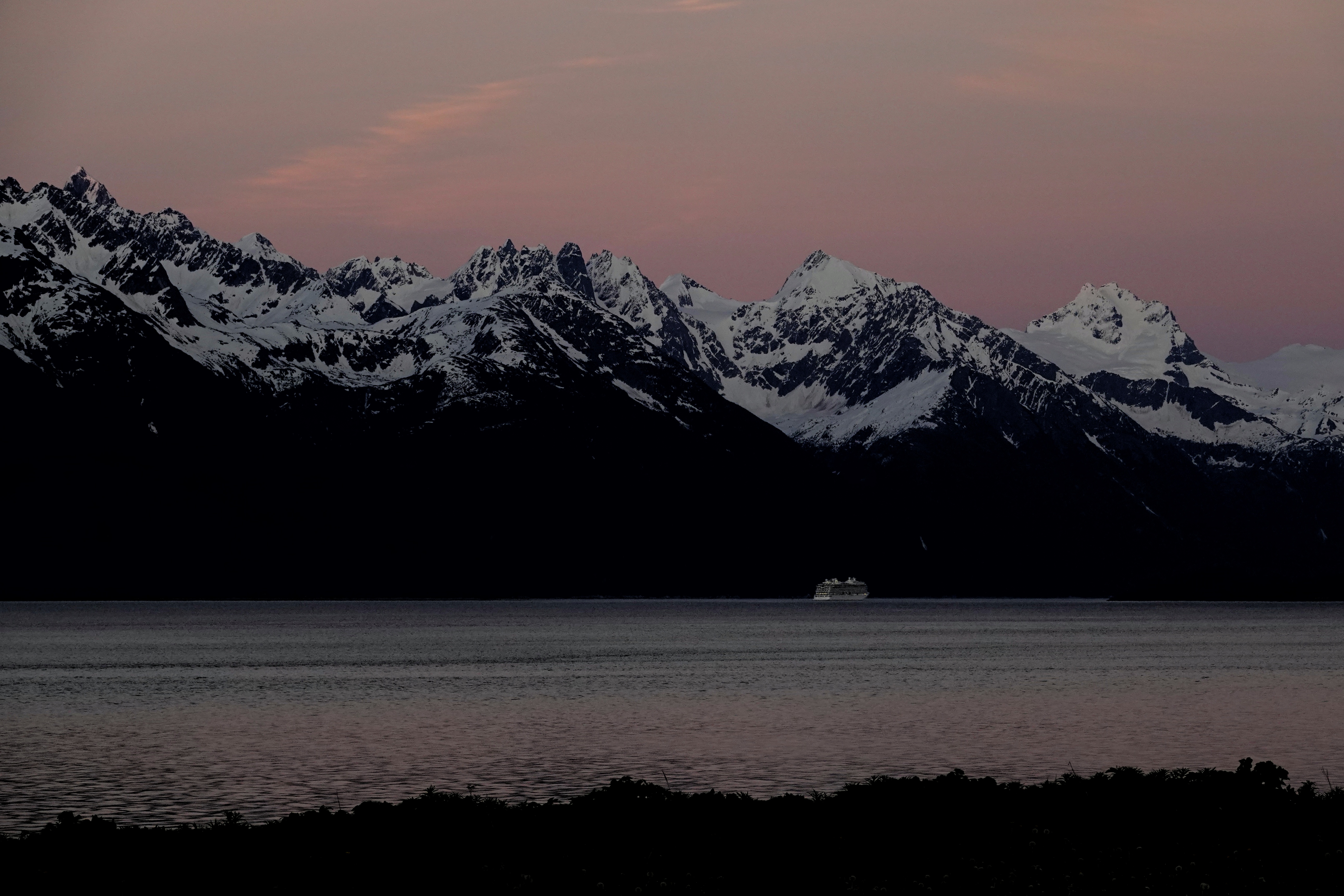 Lumière rose sur les montagnes d'Alaska